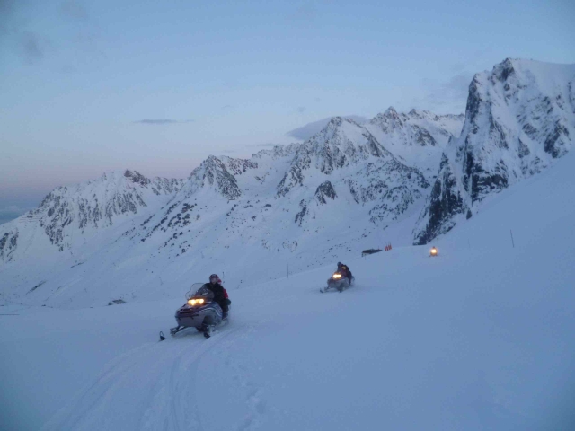 Sur la poudreuse en motoneige